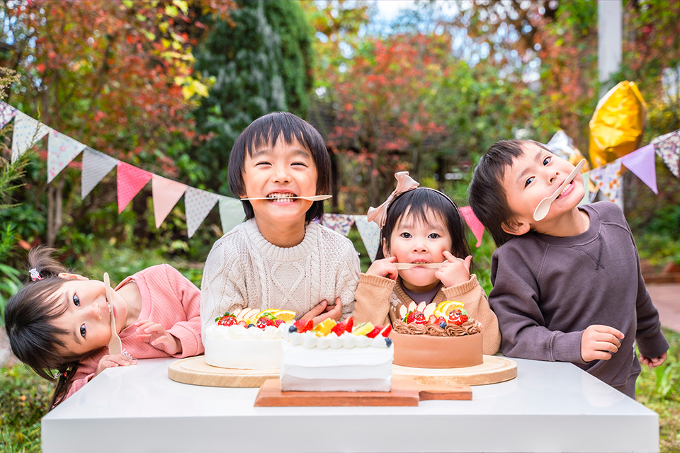 「食物アレルギーで困っている人に、美味しいお菓子を届けたい。スイーツを食べて感動し、笑顔になってほしい。」これが(non)の1番の思いです。 ケーキを囲む笑顔の子供たちの写真