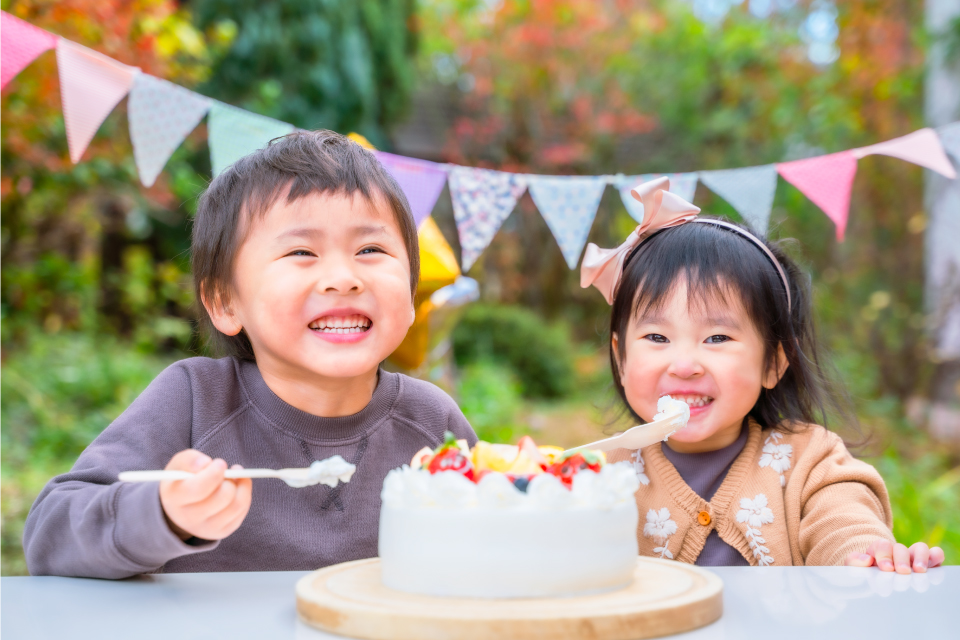 スイーツを囲む子供たちの笑顔フォト