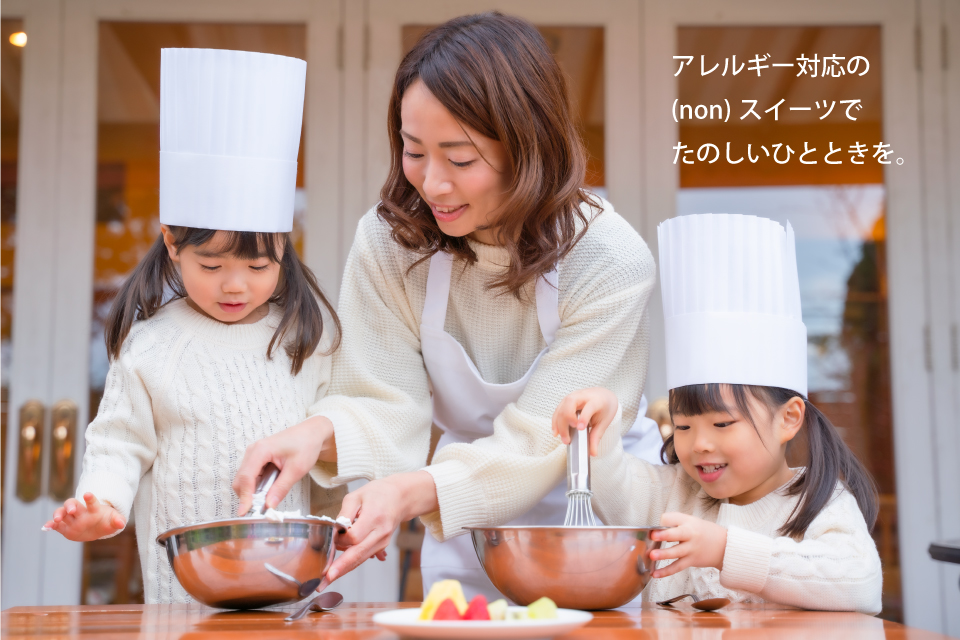 ケーキ作りをする親子フォト